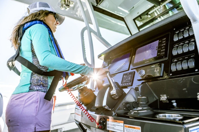 Réparation du tableau de bord électronique d'un bateau - service personnalisé Séisme Nautic