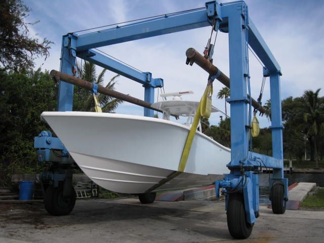 Bateau sur ber hydraulique pour entretien en atelier - Séisme Nautic Hendaye Saint-Jean-de-Luz